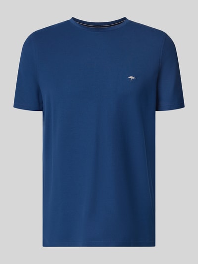 Produktfoto, Regular Fit T-Shirt mit Logo-Stitching von Fynch-Hatton, męski t-shirt z bawełny, krój regular fit, wyhaftowane logo, okrągły dekolt, długość tyłu w rozmiarze m: 68 cm, kolor niebieski, gładka tekstura