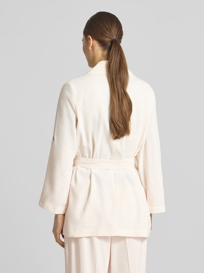 Frauenmodel trägt Regular Fit Blazer aus Viskose-Mix Modell 'Lampada' von Marella in Creme mit Stoffband und Reverskragen, Ganzkörperansicht Rückansicht. Passform Tailliert, Eingrifftaschen, Rückenlänge 74 cm, Brustweite 48 cm, Ärmellänge 55 cm, Leinen-Viskose-Anteil.
