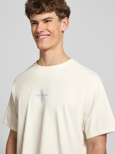 Männermodel trägt Relaxed Fit T-Shirt aus reiner Baumwolle von Calvin Klein Jeans, Optik: Unifarben, Label-Print, Rundhals, Kurzarm, Materialverarbeitung: Jersey, Ganzkörperansicht von vorne.