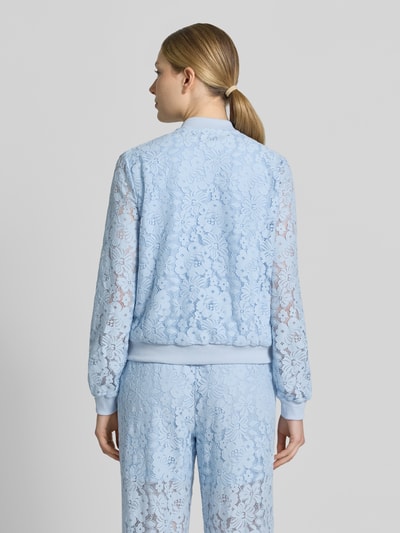 Frauenmodel trägt Regular Fit Blouson aus Baumwoll-Mix Modell 'HONEY' von Vero Moda mit Optik:Allover-Muster, florales Häkel-Design in Hellblau, Materialverarbeitung: Häckel, Ganzkörperansicht Rückansicht.