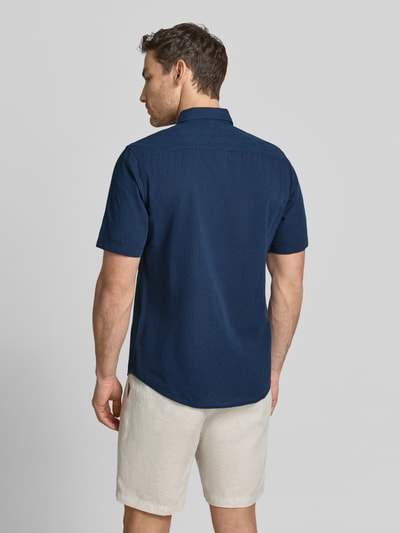 Männermodel trägt Regular Fit T-Shirt aus Baumwoll-Mix von Lerros, Herren T-Shirt, Dunkelblau, Rückenlänge 68 cm, Schulterbreite 43 cm, Ärmellänge 22 cm, Ganzkörperansicht Rückansicht.