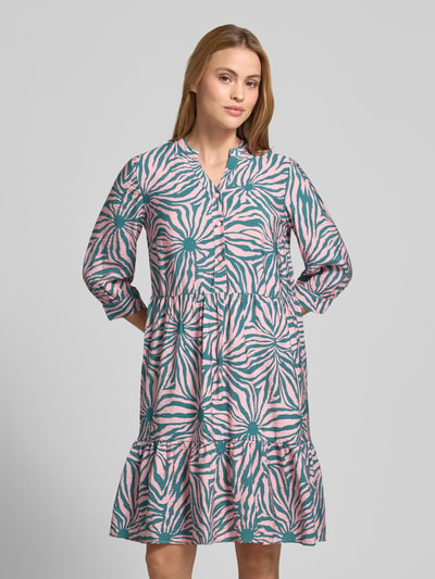 Frauenmodel trägt Relaxed Fit Midikleid aus Viskose-Mix mit Tunika-Ausschnitt von Christian Berg Woman, gemustert, Knopfleiste, Halbarm, Rückenlänge 106 cm, Brustweite 48 cm, Ärmellänge 45 cm, Ganzkörperansicht von vorne.