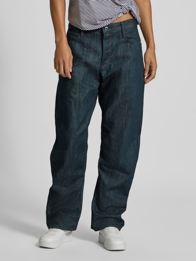 Frauenmodel trägt Loose Fit Jeans aus reiner Baumwolle im dunklen Blau mit glatter Textur von G-Star RAW, Nahaufnahme Unterkörper. Damen Wide & Loose Fit Jeans von G-Star RAW.