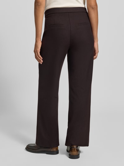 Frauenmodel trägt Gerade Hose mit fixierten Bügelfalten Modell 'RENEE' von Raffaello Rossi, dunkelbraun, glatte Struktur, Ganzkörperansicht Rückansicht. Damen Gerade Hose von Raffaello Rossi.