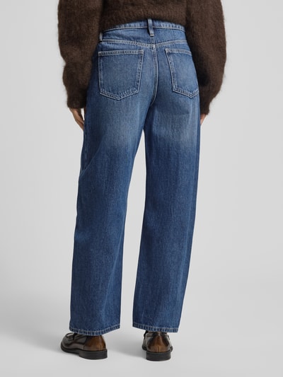 Frauenmodel trägt Wide Fit Jeans im 5-Pocket-Design von Mango aus Reine Baumwolle in mittlerem Blau, Ganzkörperansicht Rückansicht.