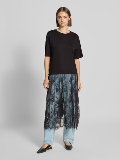 Kobieta nosi Fließendes Freizeitkleid mit Spitzenbesatz Modell 'TAHLIA' od ONLY, czarno-niebieskie kolory, koronka, casual, całopostaciowy widok z przodu.