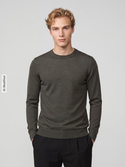 Mężczyznamodel nosi sweter wełniany Regular Fit Pullover aus reiner Wolle model 'TRAY' od Selected, kolor ciemnozielony, gładka faktura, Ganzkörperansicht von vorne, KI-modifiziertes Bild.