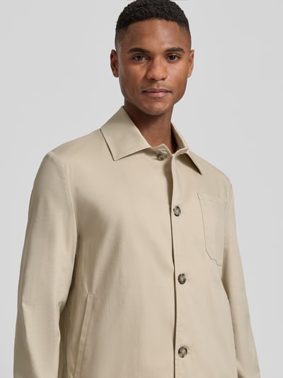 Männermodel trägt Regular Fit Hemdjacke mit Brusttasche von Manuel Ritz, beigefarbener Baumwoll-Mix, Nahaufnahme Oberkörper.