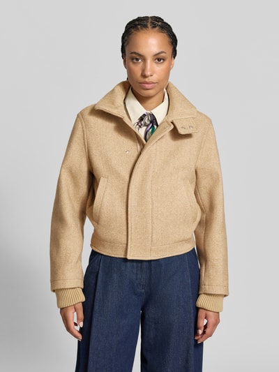 Frauenmodel trägt Bomberjacke aus Woll-Mix von Victoria Beckham in Beige mit Stehkragen, elastischen Ärmelabschlüssen und Eingrifftaschen, Regular Fit, Vorderansicht, Ganzkörperansicht von vorne. Rückenlänge Größe 36: 56 cm, Brustweite: 48 cm, Ärmellänge: 67 cm.