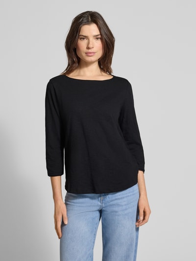 Frauenmodel trägt Regular Fit 3/4-Shirt aus reiner Baumwolle von s.Oliver RED LABEL, unifarben schwarz, Jersey, Ganzkörperansicht von vorne.