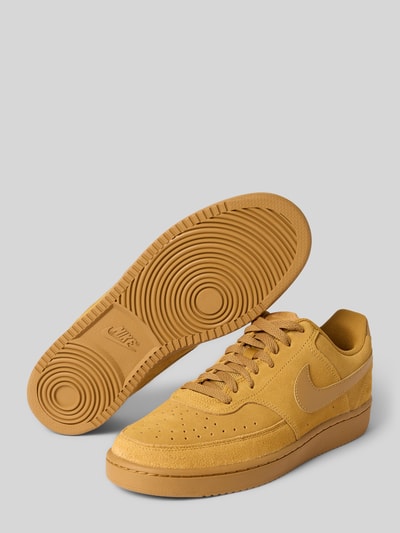 Produktfoto, Sneaker aus echtem Leder Modell 'COURT VISION LO SD PRM' von Nike in Gelb-Braun mit glatter und perforierter Textur, Herren Sneaker von Nike