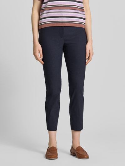 Frauenmodel trägt Slim Fit Stoffhose in verkürzter Passform von Christian Berg Woman, Dunkelblau, Baumwoll-Mix, Knopf- und Reißverschluss, Ganzkörperansicht von vorne. Bundweite 39 cm, Innenbeinlänge 66 cm, Größe 36.