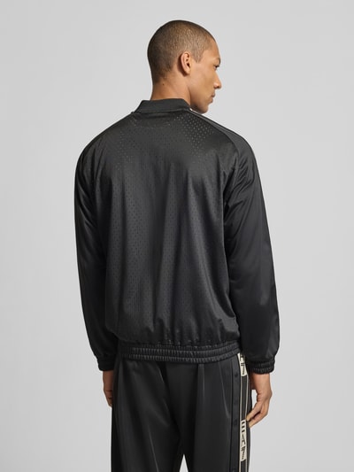 Männermodel trägt Trainingsjacke mit Zweiwege-Reißverschluss von EA7 Emporio Armani, Regular-Fit, Logo, Stehkragen, Rückansicht