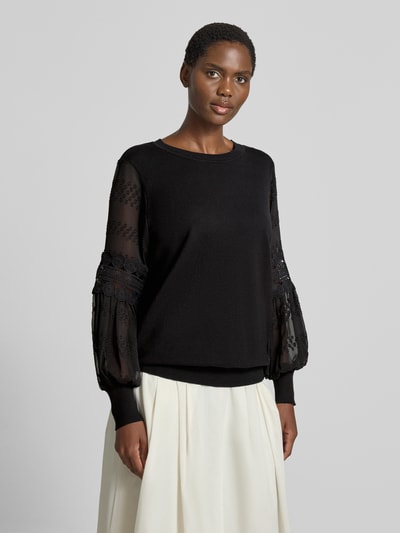 Frauenmodel trägt Regular Fit Bluse aus Viskose-Mix mit Loch-Stitching von Apricot, Schwarz, semitransparent, Rundhalsausschnitt, Ganzkörperansicht von vorne.