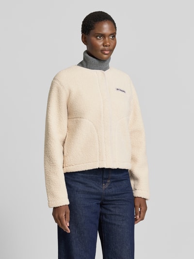 Frauenmodel trägt Jacke mit Label-Patch Modell 'Panorama' von Columbia in Creme, Fleece, Rundhalsausschnitt, Ganzkörperansicht von vorne.