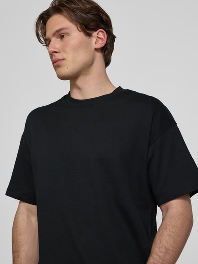 Mannelijk model draagt T-shirt met ronde hals model 'BARRON' van Jack & Jones, katoenmix met stretch, regular fit, close-up bovenlichaam.