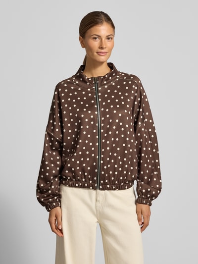 Frauenmodel trägt Jacke im Allover-Look Modell 'Is44ina' von ZABAIONE in Braun mit weißen Punkten, Material-Mix, Ganzkörperansicht von vorne.