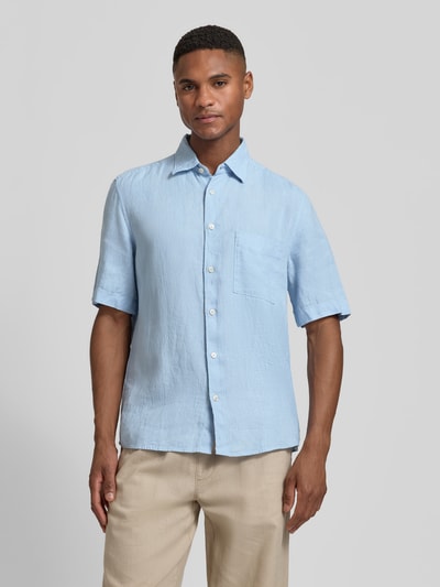 Männermodel trägt Regular Fit Freizeithemd aus reinem Leinen von Marc O’Polo, hellblau, unifarben, Kentkragen, Ganzkörperansicht von vorne.