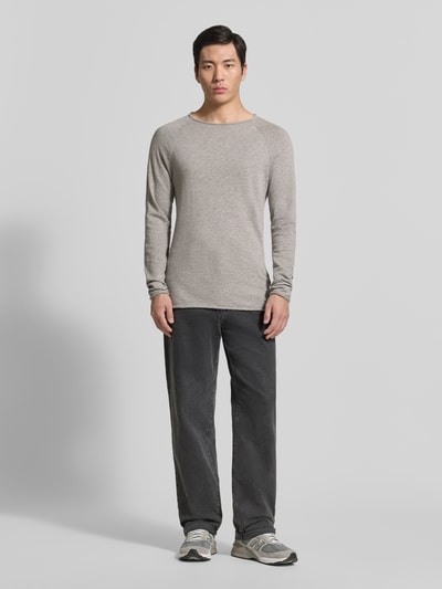 Männermodel trägt Regular Fit Pullover mit Rundhalsausschnitt Modell 'Sonoma' von American Vintage in Hellgrau, reine Baumwolle, Ganzkörperansicht von vorne.