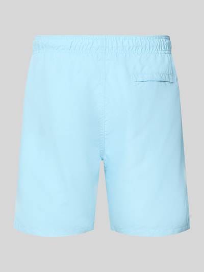 Produktfoto, hellblaue Badehose mit Label-Patch Modell 'Mike' von Shiwi, Loose Fit, elastischer Bund, Gesäßleistentasche, glatte Textur