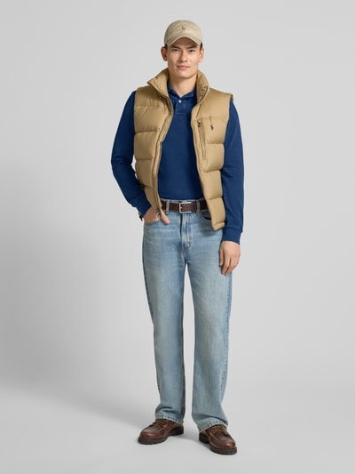 Männermodel trägt Custom Slim Fit Poloshirt mit Label-Stitching von Polo Ralph Lauren in Blau, Reine Baumwolle, Herren, Ganzkörperansicht von vorne.