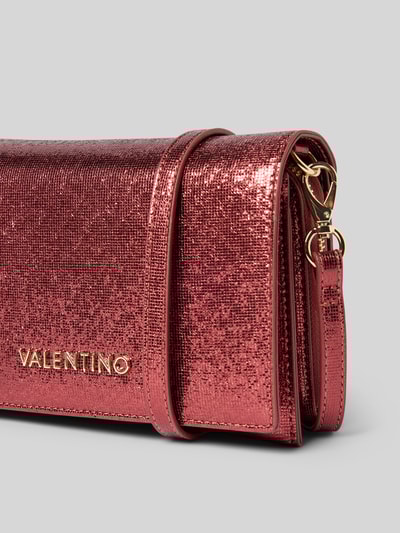 VALENTINO BAGS Schimmernde Handtasche mit Label-Applikation Modell 'EMBER' Bordeaux 2