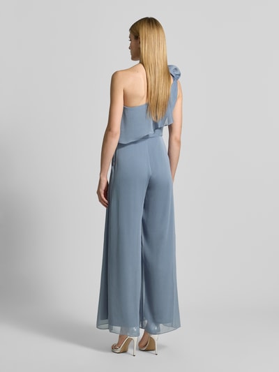 Frauenmodel trägt Regular Fit Jumpsuit mit floralem Zierbesatz von Swing in Hellblau, tailliert, mit Rüschenbesatz, Ganzkörperansicht Rückansicht. Rückenlänge bei Größe 36: 40 cm, Brustweite: 42 cm, Gesamtlänge: 150 cm, Innenbeinlänge: 80 cm, ärmelloses, asymmetrisches Design mit fließender Textur.