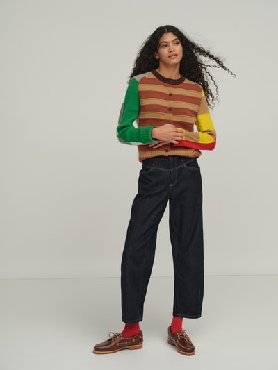 Frauenmodel trägt Barrel Fit Jeans aus Baumwoll-Mix Modell 'ELIN' von CAMBIO, dunkle Farbe, weite Passform, Ganzkörperansicht von vorne, Damen Barrel Jeans von CAMBIO
