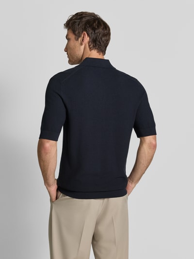 Mężczyznamodel nosi Slim Fit Poloshirt aus Baumwoll-Mix in Strick-Optik von Matinique, kolor czarny, imitacja dzianiny, elastyczne wykończenia, krótki rękaw, Długość tyłu w rozmiarze M: 72 cm, Ganzkörperansicht Rückansicht.