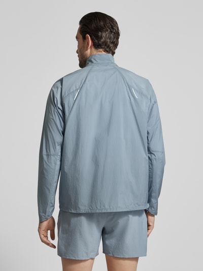 Männermodel trägt Jacke mit Logo und Eingrifftaschen von Salomon in Blau, Regular-Fit, Stehkragen, Reißverschluss, Ganzkörperansicht Rückansicht. Rückenlänge 70 cm, Schulterbreite 43 cm, Brustweite 35 cm, Ärmellänge 67 cm bei Größe M.