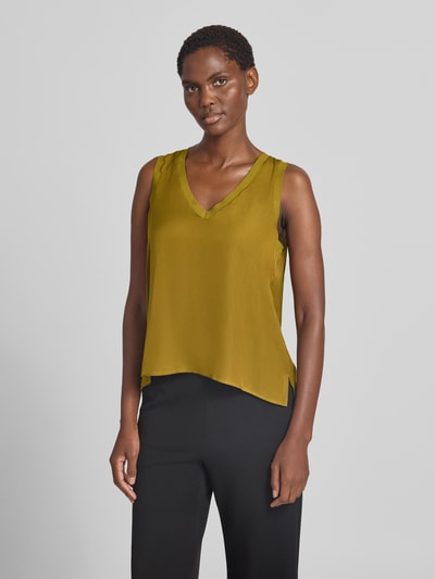 Frauenmodel trägt Relaxed Fit Top mit V-Ausschnitt von zero in Satin, ärmellos, olivegrün, Rückenlänge 58 cm, Ganzkörperansicht von vorne.