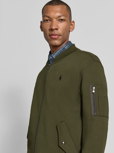 Mannelijk model draagt regular fit sweatjack van katoenmix in olijfgroen van Polo Ralph Lauren, Nahaufnahme Oberkörper.