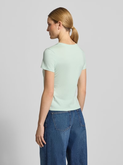 Kobiece modelka nosi Regular Fit T-Shirt aus reiner Baumwolle von Tom Tailor Denim, efekt: jednolity kolor, wyhaftowany napis, okrągły dekolt, krótki rękaw, dżersej, bawełna, Ganzkörperansicht Rückansicht.