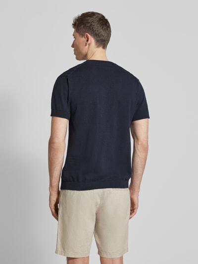 Męski model trägt T-Shirt mit Zopfmuster von Lindbergh, bawełna, prosty krój, imitacja dzianiny, okrągły dekolt, długość tyłu 68 cm, ganzkörperansicht rückansicht.