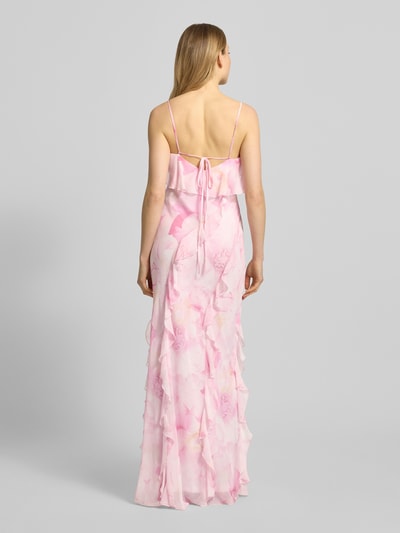 Frauenmodel trägt Slim Fit Maxikleid mit Rüschenbesatz von Jake*s Cocktail, rosa Allover-Print, Spaghetti-Träger, Ganzkörperansicht Rückansicht.