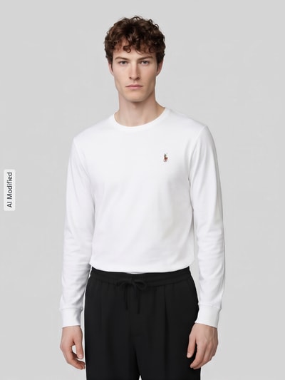 Männermodel trägt weißes Regular Fit Langarmshirt aus reiner Baumwolle Modell 'PIMA' von Polo Ralph Lauren mit schwarzen Hosen, Ganzkörperansicht von vorne, Herren Langarmshirt von Polo Ralph Lauren, KI-modifiziertes Bild.