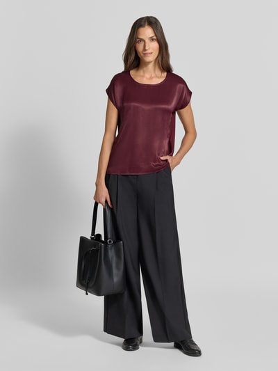 Vrouwenmodel draagt T-Shirt uit Viscosemix van MORE in glanzende look, recht model, ruglengte maat 36: 64 cm, full body vooraanzicht.