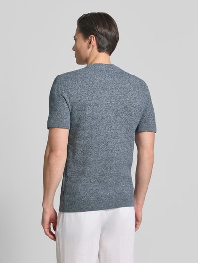 Męski model nosi Strickshirt mit Rundhalsausschnitt Modell 'RILEY' von Jack & Jones Premium, bawełna, krój slim fit, fakturowany wzór, okrągły dekolt, długość tyłu w rozmiarze M: 71 cm, widok całej sylwetki z tyłu.