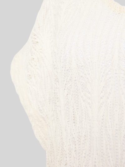 Frauenmodel trägt Longshirt mit V-Ausschnitt Modell 'ZINIA BEACHSOUL' von Banana Moon im Material-Mix mit Stretch-Anteil, Nahaufnahme Oberkörper.