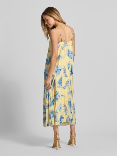 Frauenmodel trägt Midikleid mit Spaghettiträgern Modell 'Felicia' von GUIDO MARIA KRETSCHMER WOMAN aus gelbem Chiffon mit blauen Blumen, gerader Schnitt, V-Ausschnitt, Plisseefalten, Perlen, Rückenlänge 135 cm, Brustweite 37 cm, Ganzkörperansicht Rückansicht.