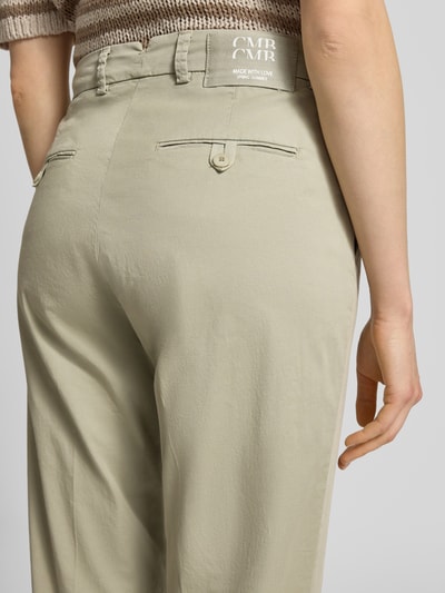 Frauenmodel trägt Hose mit Gesäßtaschen Modell 'KIANA' von Cambio, Baumwoll-Elasthan-Mix, Verkürzte Passform, Nahaufnahme Rückansicht.
