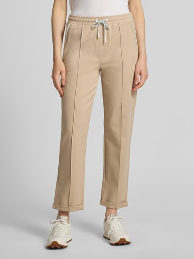 Vrouwenmodel draagt Straight Fit stoffen broek met siernaden van Marc Cain, mix van katoen en modal, beige, 7/8-lengte, vooraanzicht, detailopname.