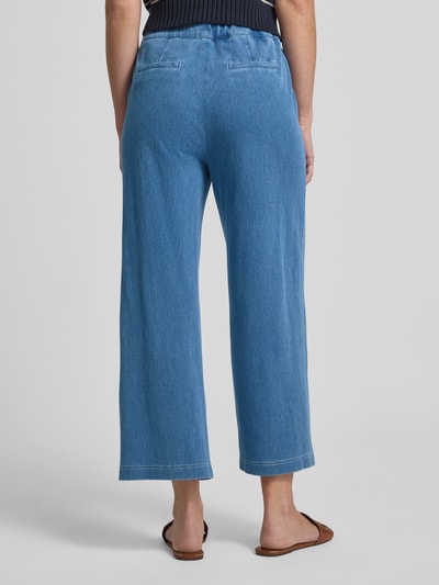 Vrouwenmodel draagt Jeans im Used-Look mit Längsnähten van Zero, wijde pijp, katoenmix met stretch, blauwe denim, detailopname rugaanzicht.