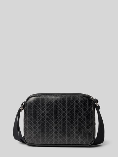 Produktfoto, Handtasche mit Logo-Muster und Schulterriemen von CK Calvin Klein in Schwarz mit Label-Detail, Hauptfach mit Reißverschluss, verstellbarer Schulterriemen, Maße 22x16x5 cm, Riemenlänge 106 cm