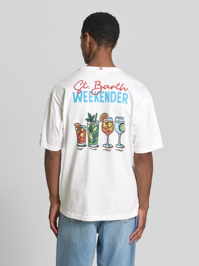 Männermodel trägt T-Shirt mit Statement-Print und Rundhalsausschnitt von MC2 Saint Barth, Reine Baumwolle, Regular-Fit, weiße Textur, bunter Print, Rückenlänge bei Größe M: 71 cm, Ganzkörperansicht Rückansicht.