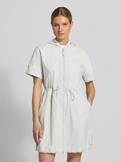 Modelka nosi Knielanges Kleid mit Zweiwege-Reißverschluss Modell 'RONNY2' od FIRE + ICE, prosty krój, do kolan, kaptur, jasny kolor, szerokość w rozmiarze 36: 49 cm, długość pleców: 96 cm, długość rękawa: 21 cm, widok całej sylwetki z przodu.