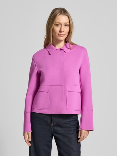Frauenmodel trägt Blazer mit Kentkragen und aufgesetzten Pattentaschen von WHITE LABEL in Pink, Baumwoll-Mix mit Stretch, Nahaufnahme Oberkörper.