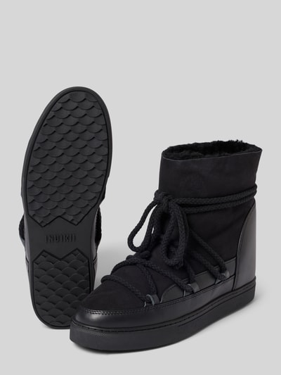 Produktfoto, schwarze Boots mit Schnürverschluss Modell 'Classic' von INUIKII, runde Form, profilierte Sohle, glatte Textur