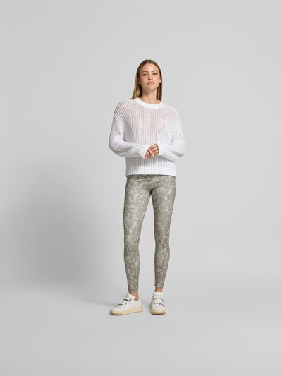 Frauenmodel trägt Sweatshirt in Loch-Strick-Optik von Juvia in Weiß, semitransparent, Baumwoll-Mix, Relaxed Fit, Ganzkörperansicht von vorne