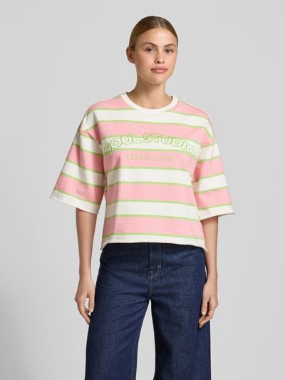 Frauenmodel trägt Cropped Boxy Fit Sweatshirt mit Label-Stitching von Smith and Soul, rosa-grün-weiß gestreift, Baumwoll-Elasthan-Mix, Ganzkörperansicht von vorne.